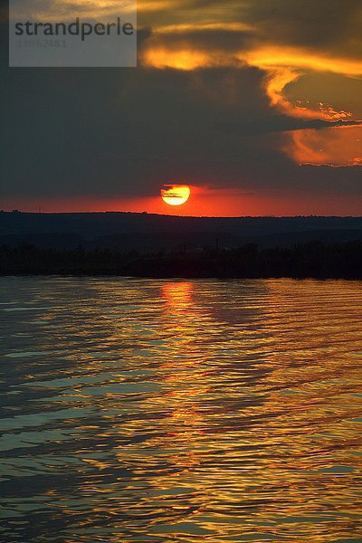 Sonnenuntergang an der Donau vom Donaukreuzfahrtschiff MS Amadeus Classic  Serbien  Europa