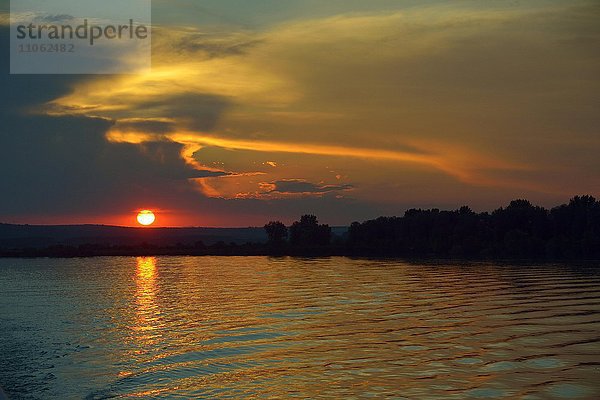 Sonnenuntergang an der Donau vom Donaukreuzfahrtschiff MS Amadeus Classic  Serbien  Europa