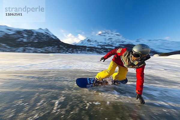 Snowboarder auf dem zugefrorenen See  Silvaplanersee  Silvaplana  Graubünden  Schweiz  Europa