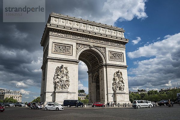 Triumphbogen  Arc de Triomphe mit Place Charles de Gaulle  Paris  Île-de-France  Frankreich  Europa