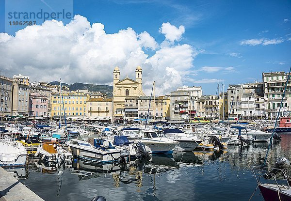 Alter Hafen mit Booten  Vieux port  Port de Plaisance  Marina mit der Kirche Saint Jean Baptiste  Bastia  Département Haute-Corse  Nordküste  Korsika  Frankreich  Europa