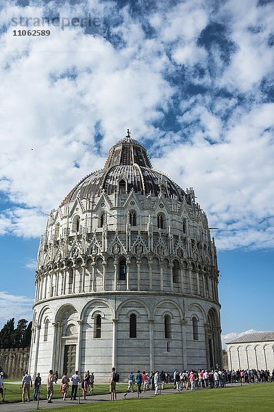 Baptisterium  Taufkapelle Battistero auf der Piazza del Duomo oder Piazza dei Miracoli  Pisa  Toskana  Italien  Europa