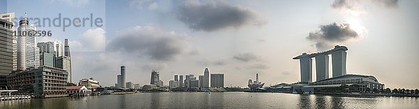 Marina Bay Sands Hotel und Finanzviertel mit Hochhäusern und Esplanade-Theater  Singapur  Asien