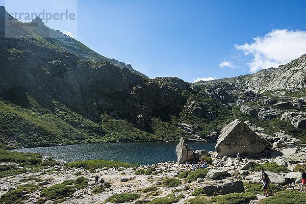 Wanderer am Bergsee Lac de Melo  Restonica Hochtal  Quelle des Restonica Fluss  Corte  Département Haute-Corse  Korsika  Frankreich  Europa