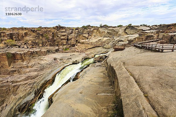Besucherplattform bei Wasserfall Augrabiesfälle  Grenzfluss Oranje  Nordkap  Namibia  Südafrika  Afrika