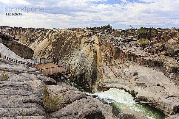 Besucherplattform bei Wasserfall Augrabiesfälle  Grenzfluss Oranje  Nordkap  Namibia  Südafrika  Afrika