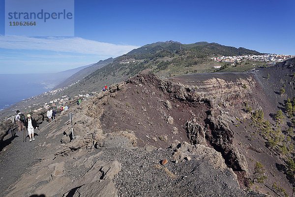 Wanderer am Vulkan San Antonio  Monumento Natural de los Volcanes de Teneguia  hinten Fuencaliente  La Palma  Kanarische Inseln  Spanien  Europa