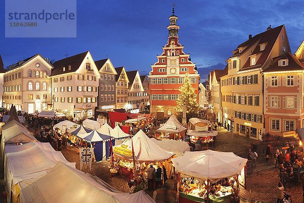 Beleuchteter Weihnachtsmarkt vor dem alten Rathaus  Esslingen am Neckar  Baden Württemberg  Deutschland  Europa