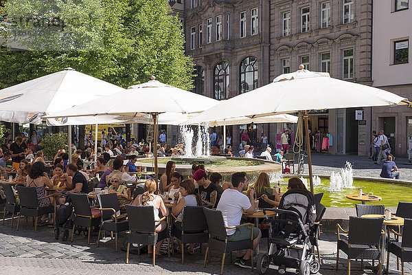 Cafe am Ludwigsplatz mit Knöpflesbrunnen  Lorenzer Altstadt  Nürnberg  Mittelfranken  Franken  Bayern  Deutschland  Europa