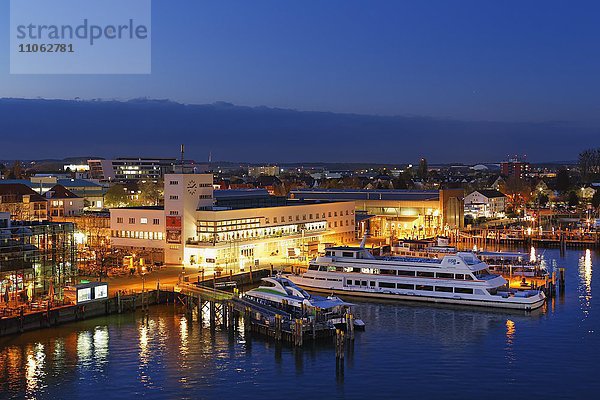 Hafen und Zeppelin Museum bei Dämmerung  Ausblick vom Moleturm  Friedrichshafen am Bodensee  Bodenseekreis  Schwaben  Baden-Württemberg  Deutschland  Europa