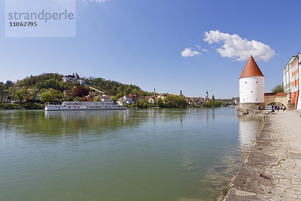 Schaiblingsturm und Inn  links der Mariahilfberg mit Wallfahrtskirche Mariahilf  Passau  Niederbayern  Bayern  Deutschland  Europa