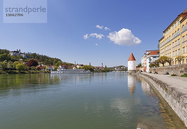 Mariahilfberg mit Wallfahrtskirche Mariahilf  Inn und Schaiblingsturm  Passau  Niederbayern  Bayern  Deutschland  Europa