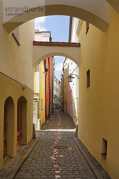 Höllgasse mit Schwibbögen  Altstadt  Passau  Niederbayern  Bayern  Deutschland  Europa