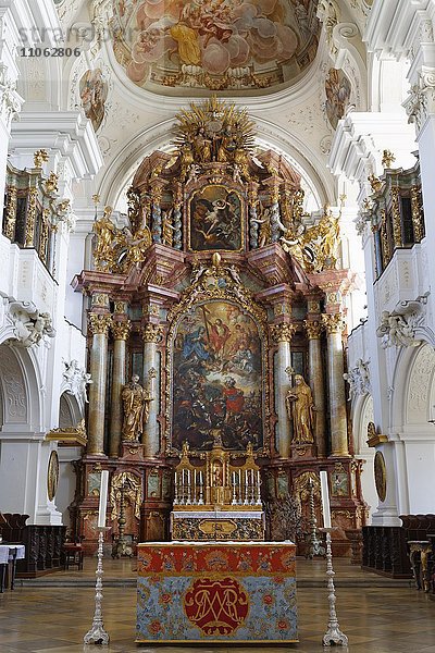 Hochaltar in Abteikirche St. Mauritius  Kloster Niederalteich  Niederbayern  Bayern  Deutschland  Europa