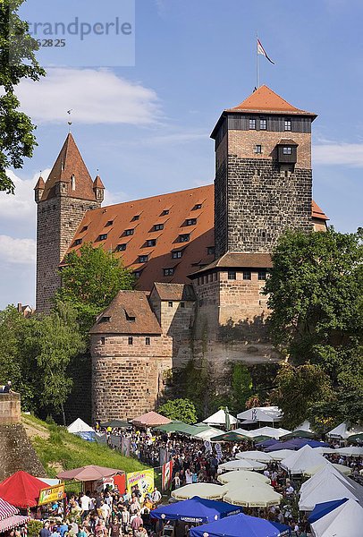 Fränkisches Bierfest im Burggraben  Luginsland und Fünfeckturm mit Kaiserstallung der Burg  Nürnberg  Mittelfranken  Franken  Bayern  Deutschland  Europa