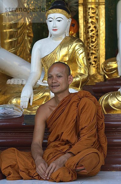 Sitzender Mönch  Shwedagon-Pagode  Yangon  Myanmar  Asien