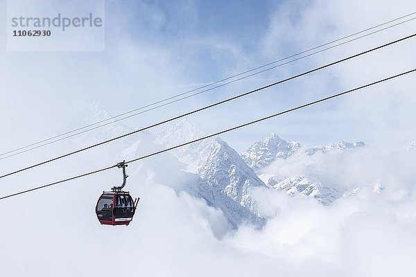 Gondel im Nebel vor Bergpanorama  Motta Naluns  Scuol  Graubünden  Schweiz  Europa