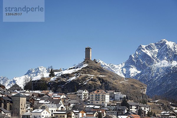 Bergdorf Arden mit Turm der Ruine Steinberg vor schneebedeckten Bergen  Unterengadin  Scuol-Ardez  Graubünden  Schweiz  Europa