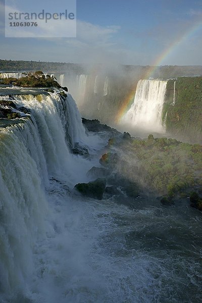 Iguazú-Wasserfälle mit Regenbogen  Paraná  Brasilien  Südamerika