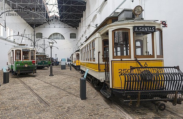 Alte gelbe Straßenbahnen  Straßenbahnmuseum  Museu do Carro Electrico da Cidade do Porto  Porto  Portugal  Europa