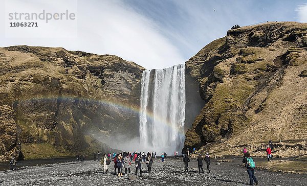 Wasserfall Skogafoss mit Touristen  Skogar  Süd Island  Island  Europa