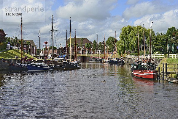 Harle und Museumshafen mit vielen historischen Schiffen  Carolinensiel  Ostfriesland  Niedersachsen  Deutschland  Europa