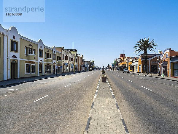 Straßenszene mit alten Kolonialhäusern in der Sam Nujoma Ave  Provinz Erongo  Swakopmund  Namibia  Afrika