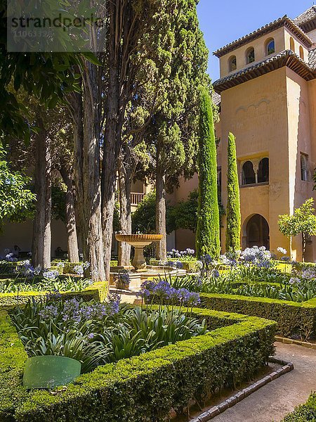 Lindarajahof  mit Gärten und Brunnen  Alhambra  UNESCO-Weltkulturerbe  Granada  Spanien  Europa