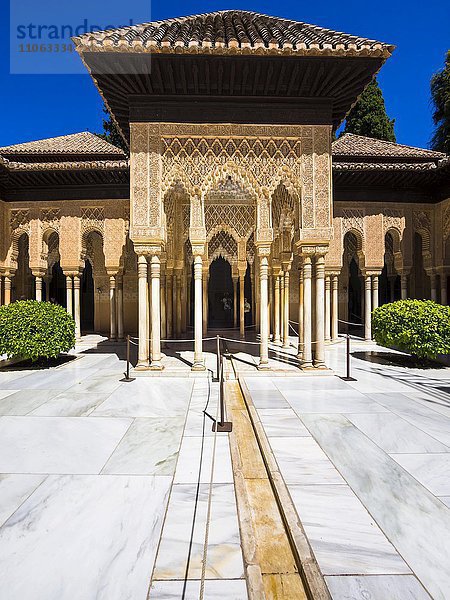 Arabeske maurische Architektur  Löwenhof  Patio de los Leones  Na?ridenpaläste  Alhambra  Granada  Andalusien  Spanien  Europa