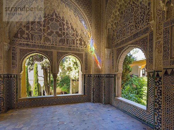 Arabeske maurischen Stalaktiten oder Muqarnas im Saal Sala de los Abencerrajes  Na?ridenpaläste  Alhambra  Granada  Andalusien  Spanien  Europa