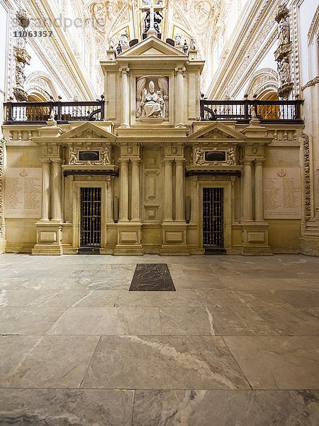 Eingebaute Kathedrale der Mezquita  Mezquita-Catedral de Córdoba oder Kathedrale der Empfängnis unserer Lieben Frau  Innenansicht  Córdoba  Provinz Cordoba  Andalusien  Spanien  Europa