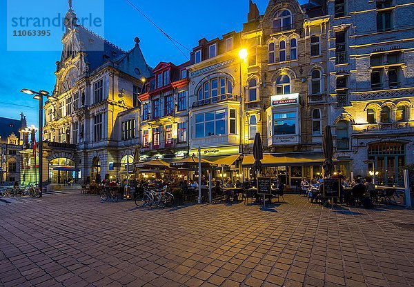 Restaurants am Sint-Baafsplein  links das Theater  Dämmerung  Gent  Flandern  Belgien  Europa