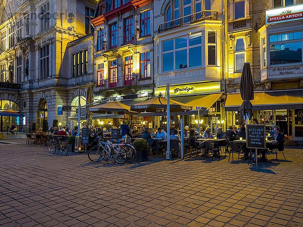 Restaurants am Sint-Baafsplein  Dämmerung  Gent  Flandern  Belgien  Europa