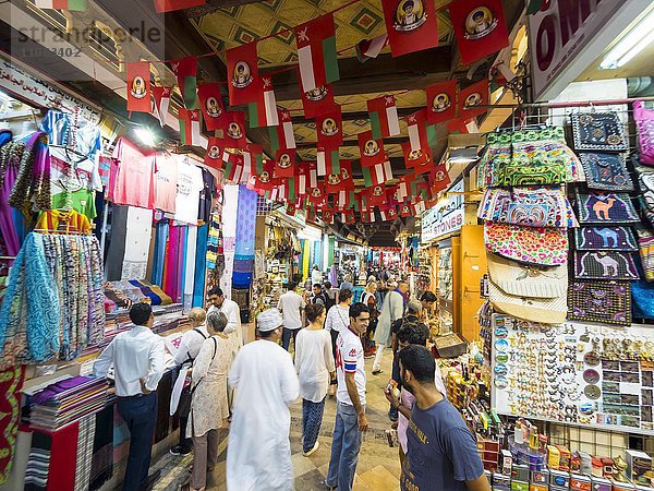 Verschiedene Verkaufsstände  orientalischer Markt Mutrah Souk im Stadtteil Mutrah  Matrah  Muscat  Oman  Asien