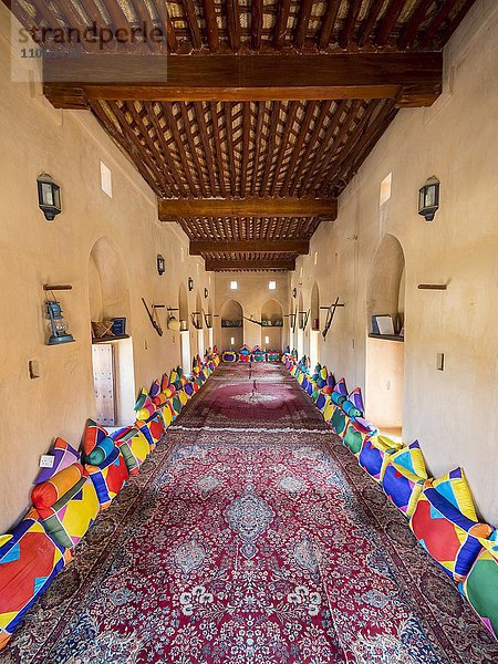 Versammlungsraum im Fort Nakhl  oder Husn Al Heem  Festung  über Oase Nakhl auf Jebel Nakhl Massiv  historischer Lehmbau  Provinz Al-Batinah  Sultanat Oman  Golfstaat  Arabische Halbinsel  Naher Osten  Asien