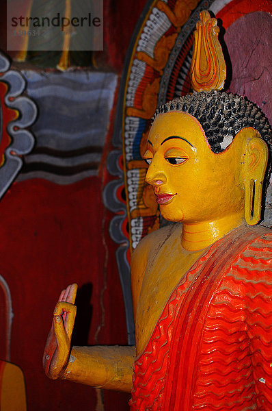 Buddhafigur im Embekke Devale Tempel  bei Kandy  Zentralprovinz  Sri Lanka  Asien