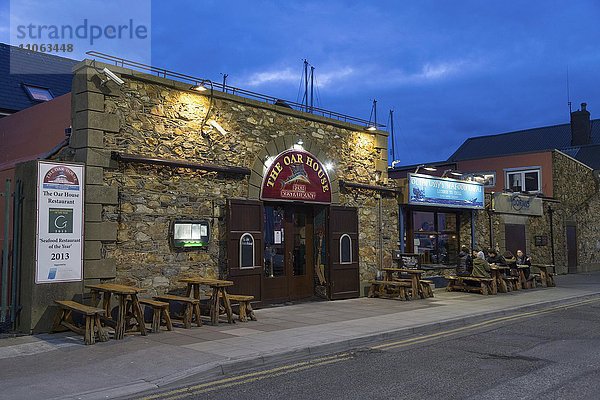 Historisches Fischrestaurant in der blauen Stunde  Howth bei Dublin  Irland  Europa