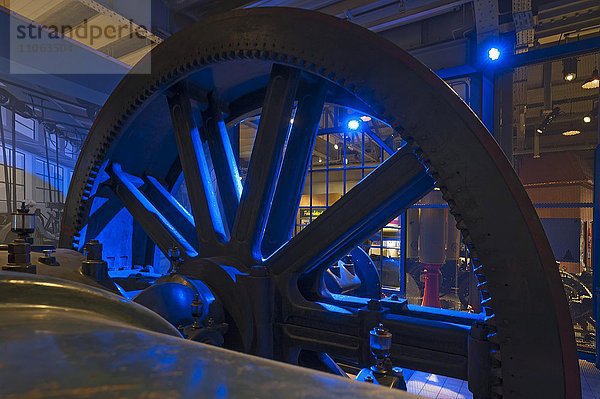 Antriebsrad einer Zwei-Zylinder Dampfmaschine Baujahr 1907  Museum Industriekultur  Nürnberg  Mittelfranken  Bayern  Deutschland  Europa