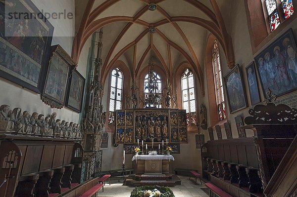 Altarraum mit hölzernem Flügelaltar  St. Andreas Kirche  Kalchreuth  Mittelfranken  Bayern  Deutschland  Europa