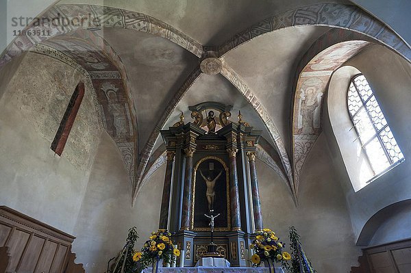 Altarraum der St. Jacobus Kirche  Hochalter von 1747  Fresken um 1200  Rüsselbach  Mittelfranken  Bayern  Deutschland  Europa