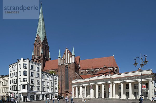 Ausblick auf den Schweriner Dom mit Marktplatz  rechts das Neue Gebäude  Säulengebäude  Schwerin  Mecklenburg-Vorpommern  Deutschland  Europa