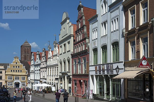 Restaurierte  bunte Häuserfassaden in der Fußgängerzone  hinten St. Nikolai  Wismar  Mecklenburg-Vorpommern  Deutschland  Europa
