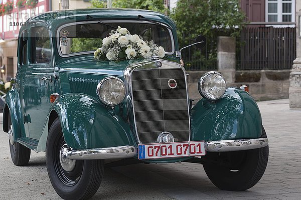 Oldtimer Mercedes  Hochzeitswagen mit weißen Rosen dekoriert  Bayern  Deutschland  Europa
