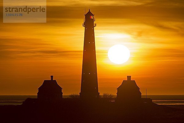 Leuchtturm Westerheversand bei Sonnenuntergang  Westerhever  Eiderstedt  Nordfriesland  Schleswig-Holstein  Deutschland  Europa