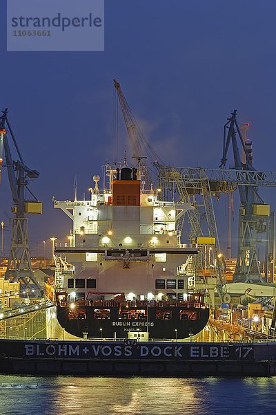 Containerschiff im Schwimmdock von Blohm und Voss im Hamburger Hafen bei Nacht  Hamburg  Deutschland  Europa