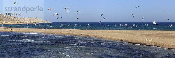 Kitesurfer und Windsurfer  Strand für Surfer  Prasonisi  Rhodos  Dodekanes  Ägäis  Griechenland  Europa