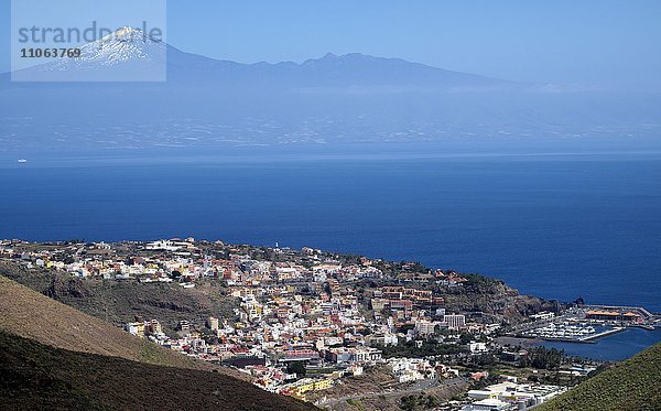 San Sebastian  im Hintergrund Vulkan Teide auf Teneriffa  La Gomera  Kanarische Inseln  Spanien  Europa
