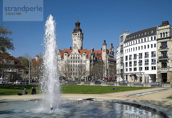 Neues Rathaus mit Springbrunnen  Leipzig  Sachsen  Deutschland  Europa