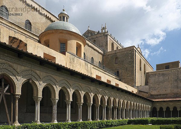 Kreuzgang mit verzierten Säulen  Innenhof der Kathedrale von Monreale  Monreale  Sizilien  Italien  Europa