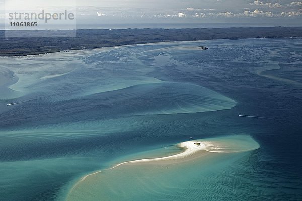 Winzige Insel  Sandbank im Pazifik  hinten Frazer Island  Queensland  Australien  Ozeanien